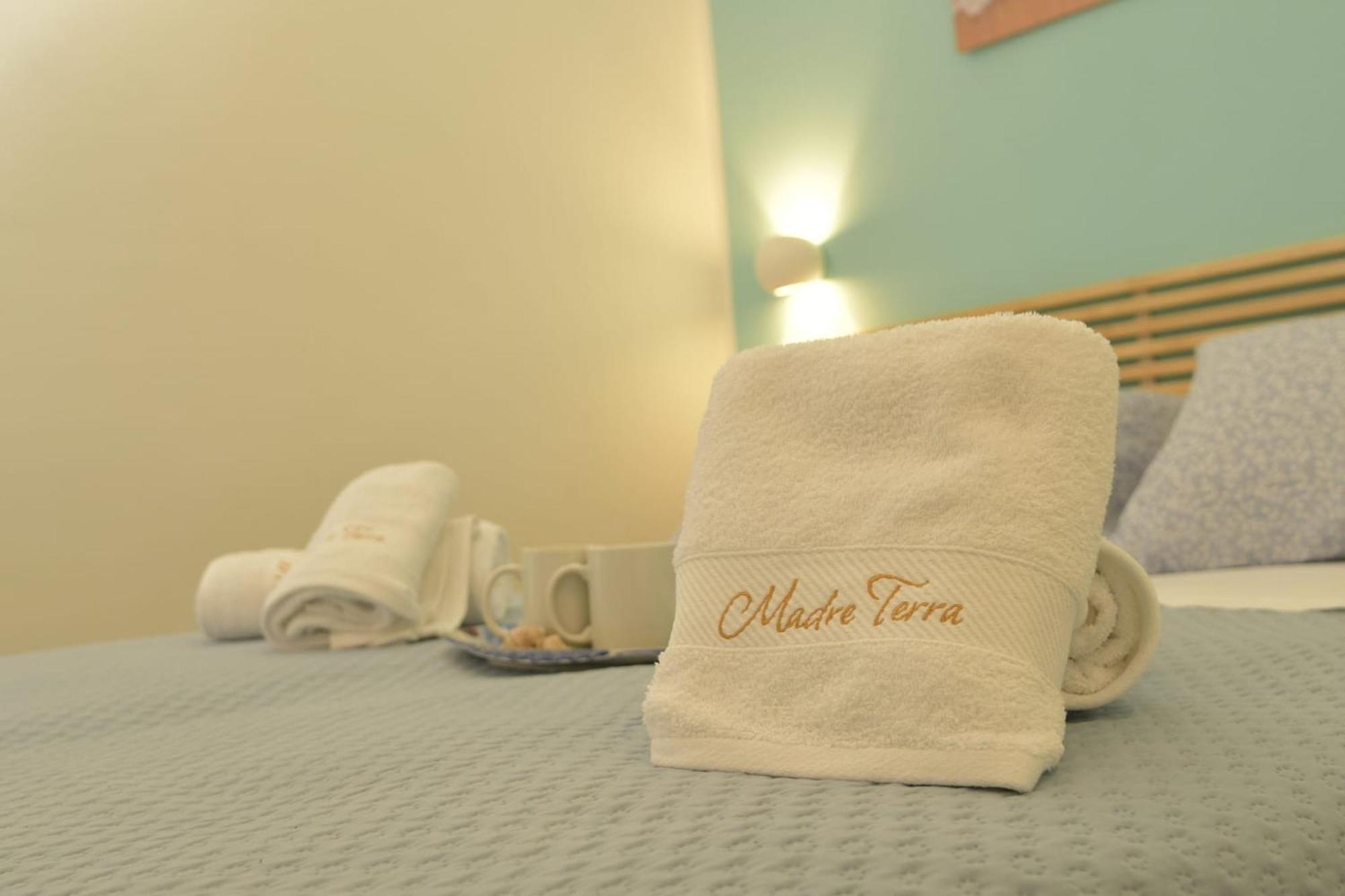 Madre Terra Airport Rooms And Suites Terrasini Exteriér fotografie